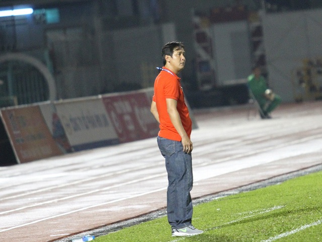 HLV Minh Phương khẳng định SHB Đà Nẵng không "buông" Sài Gòn FC - 3 ... đốc thúc các cầu thủ SHB Đà Nẵng thi đấu nỗ lực trước Sài Gòn FC (ảnh: Trọng Vũ)