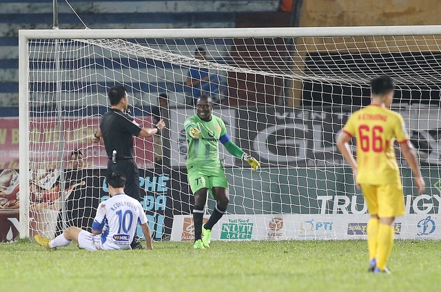 Công Phượng và Minh Vương toả sáng giúp HA Gia Lai trụ hạng V-League - 2
Trận đấu diễn ra đầy căng thẳng - Ảnh: Gia Hưng