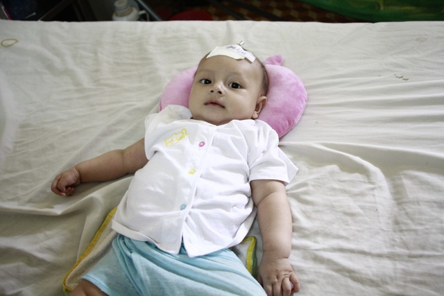 Đáng thương bé trai có gương mặt như thiên thần lại bị ung thư máu - 1 Mới hơn 4 tháng tuổi nhưng bé Thiên Ân phải mang căn bệnh ung thư máu