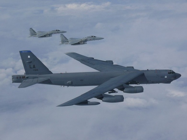 Cận cảnh “pháo đài bay” B-52 Mỹ bay qua Biển Đông - 1 Một máy bay ném bom tầm xa hạng nặng B-52H Stratofortress của Mỹ đã thực hiện chiến dịch huấn luyện song phương thường kỳ với các máy bay chiến đấu của Lực lượng Phòng vệ Nhật Bản hôm 26/9 trên biển Hoa Đông. Biển Hoa Đông là nơi Nhật Bản và Trung Quốc có tranh chấp chủ quyền đối với một số đảo. Trong ảnh: Máy bay B-52 Mỹ bay cạnh 2 máy bay chiến đấu F-15 Nhật Bản trên biển Hoa Đông. (Ảnh: Pacific Air Forces)