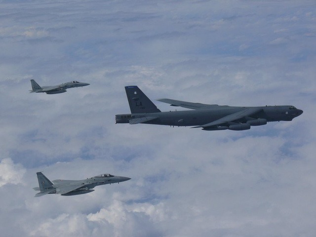 Cận cảnh “pháo đài bay” B-52 Mỹ bay qua Biển Đông - 4 Chuyến bay hôm 26/9 đánh dấu lần thứ 3 trong một tuần các “pháo đài bay” B-52 của Mỹ hoạt động trên các vùng biển tranh chấp giữa Trung Quốc với các nước trong khu vực. Mỹ từng chỉ trích Bắc Kinh vì các hành động quân sự hóa trái phép tại các vùng biển tranh chấp này. (Ảnh: Pacific Air Forces)