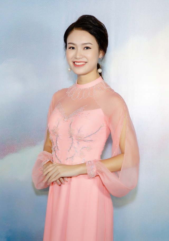 “Người đàn bà đẹp nhất Việt Nam” bất ngờ tái xuất - 17 Người đẹp truyền thông - Top 10 Hoa hậu Việt Nam 2016 Phùng Ngọc Bảo Vân xinh đẹp nền nã. Phùng Bảo Ngọc Vân được biết tới là cô gái có học vấn “khủng” và sự thông minh, khéo léo trong giao tiếp. Thời gian qua Bảo Vân thử sức và bước đầu ghi được dấu ấn với vai trò MC.