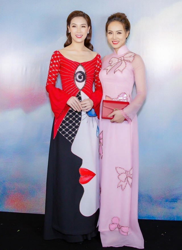“Người đàn bà đẹp nhất Việt Nam” bất ngờ tái xuất - 10 Ngọc Hà chia sẻ Công Lý đang bận đóng phim nên cô dự sự kiện cùng Hoa hậu Áo dài Phí Thuỳ Linh. Hai người đẹp trò chuyện vô cùng thân thiết.