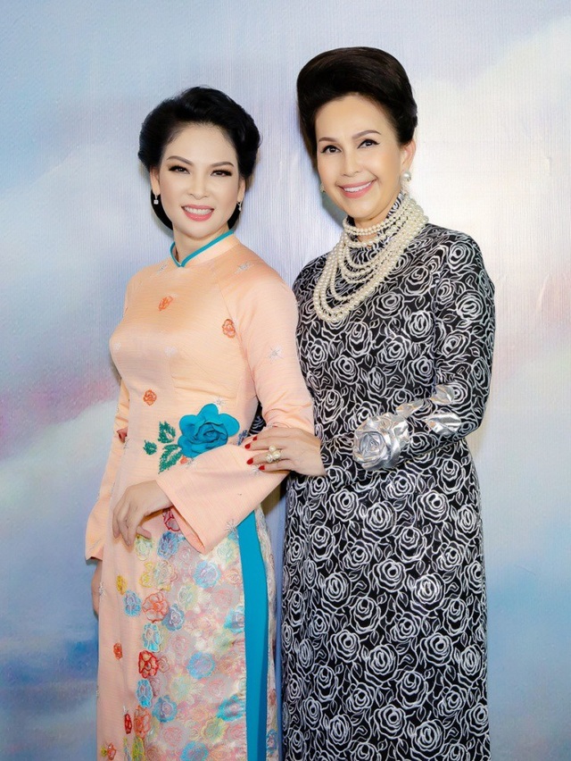 “Người đàn bà đẹp nhất Việt Nam” bất ngờ tái xuất - 5
Bay từ TP.HCM ra Hà Nội còn có diễn viên Diễm My 6x. Hai ”người đẹp không tuổi” của showbiz Việt là người đẹp Thuỷ Hương và diễn viên Diễm My thu hút toàn bộ sự chú ý khi đều diện áo dài thướt tha. Thuỷ Hương mặc bộ áo dài màu hồng nhạt thêu hoa vô cùng quý phái. Trong khi đó diễn viên Diễm My lại chọn áo dài hoạ tiết tông màu ghi thanh lịch và hoài cổ.