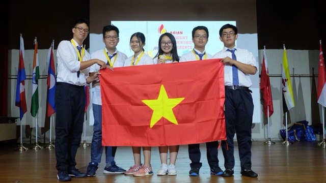 Nữ đại sứ trường Hà Nội - Amsterdam xinh đẹp, học giỏi - 3
Vũ Nam Trang Linh cùng các đồng đội trong đội tuyển tham dự chương trình Lãnh đạo trẻ châu Á tại Singapore
