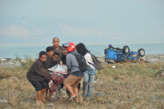 Động đất, sóng thần tấn công Indonesia, thi thể rải rác bờ biển - 4
Theo thông tin ban đầu, ít nhất 30 người đã thiệt mạng do sóng thần, trong khi đó hiện vẫn chưa rõ mức độ thiệt hại do động đất-sóng thần. Một quan chức Indonesia cho biết, hiện vẫn còn “nhiều nạn nhân”, trong đó có những người mất tích.