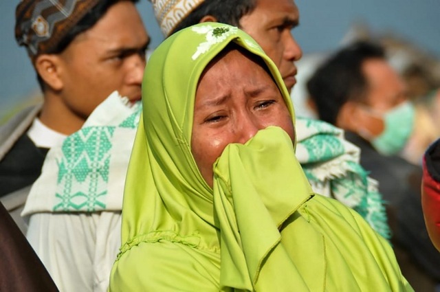 Động đất, sóng thần tấn công Indonesia, thi thể rải rác bờ biển - 8
Hiện các khu vực bị ảnh hưởng vẫn đang trong tình trạng mất điện và đường dây liên lạc với đất liền bị gián đoạn. Điều này gây cản trở cho hoạt động cứu hộ.