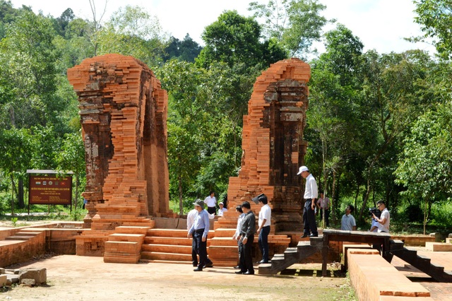 Cần nhà đầu tư lớn vào Mỹ Sơn để thúc đẩy phát triển du lịch - 1 Lãnh đạo tỉnh Quảng Nam kiểm tra thực trạng các đền tháp ở Mỹ Sơn