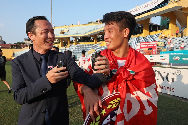 Viettel lên hạng, tượng đài Thể Công trở lại V-League - 2
Niềm vui của trung vệ Bùi Tiến Dũng