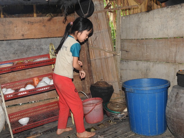 Cuộc sống "rách nát" của 2 mẹ con đơn thân người dân tộc Tày - 4 Cuộc sống "rách nát" của 2 mẹ con đơn thân người dân tộc Tày - 4