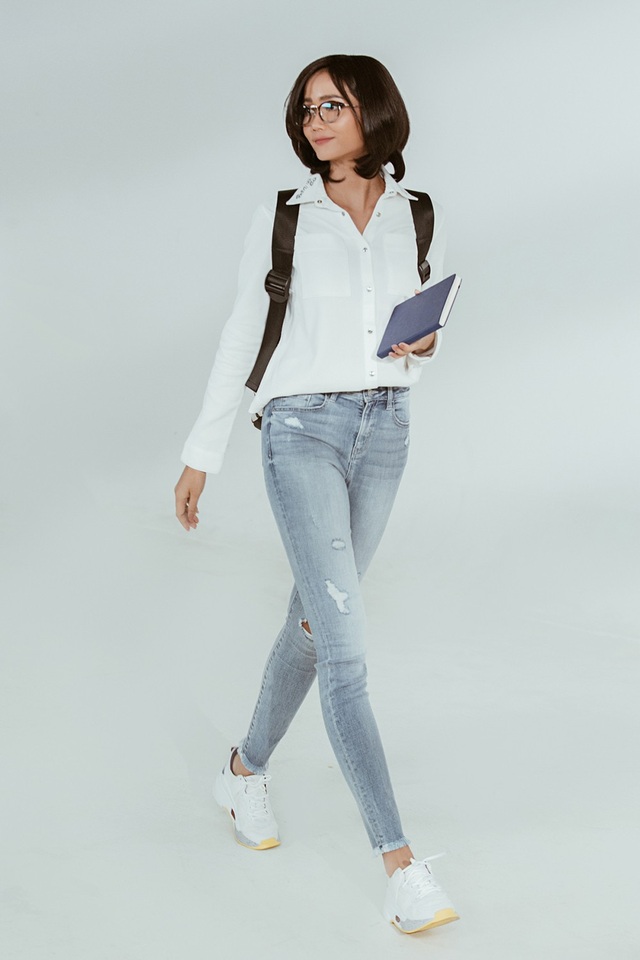 Với trang phục áo trắng và quần jeans, H’Hen Niê thể hiện tính cách lạc quan, yêu đời một cách năng động và tươi trẻ, đúng với bản chất của cô sinh viên giản dị và khỏe khoắn.