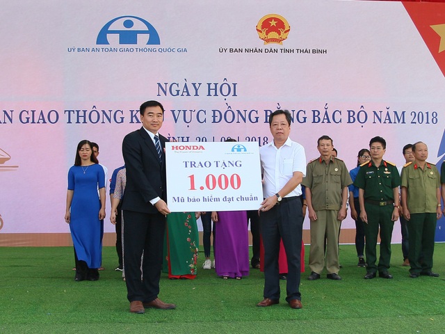 Mỗi ngày hơn 20 người chết, thiệt hại 300 tỷ đồng vì tai nạn giao thông - 2 1.000 mũ bảo hiểm đạt chuẩn được trao tặng cho người dân tỉnh Thái Bình
