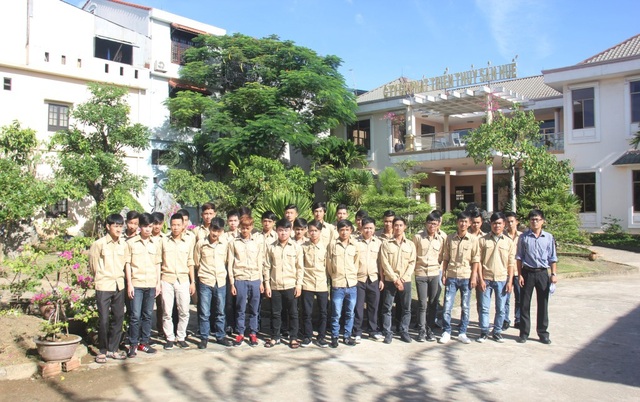 Cho tân sinh viên đi tham quan nhà xưởng, doanh nghiệp để tiếp cận nghề sớm - 3 Các tân sinh viên năm học 2018-2019 của trường được đi tham quan nhiều nhà xưởng, doanh nghiệp ngay từ tuần đầu tiên