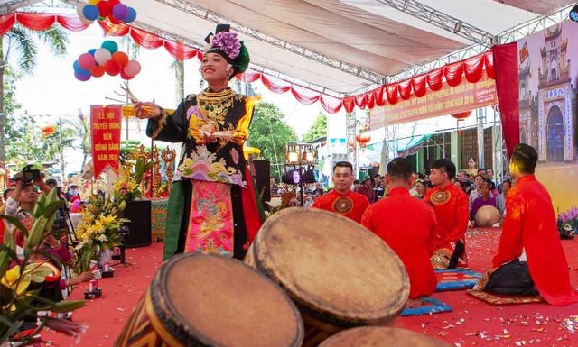 Lễ khai hội truyền thống đền Đồng Bằng - 2 Tại buổi khai mạc, sau lễ rước của các đền Mẫu Sinh, Quan Đệ Nhất, Quan Đệ Nhị, Quan Đệ Tam, Quan Điều Thất, Quan Đệ Bát về đền Đức Vua là lễ dâng hương, rước bài vị, khai chiêng, trống mở hội.