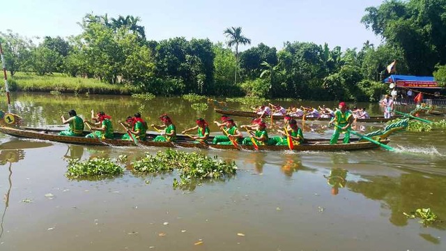 Lễ khai hội truyền thống đền Đồng Bằng - 3 Ngay sau lễ khai mạc, Hội thi bơi chải đã diễn ra