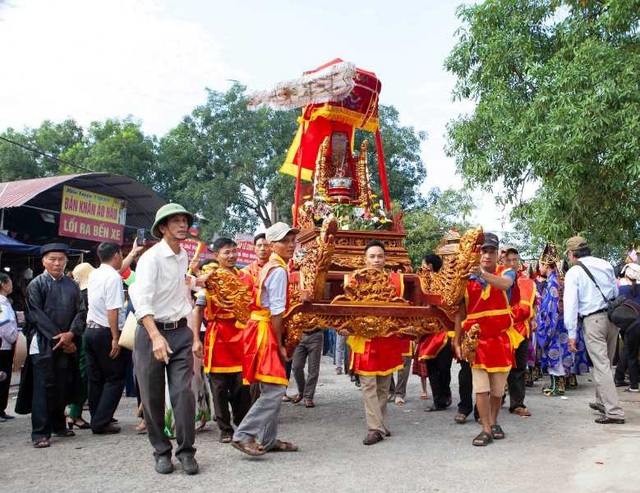 Lễ khai hội truyền thống đền Đồng Bằng - 1 Vào ngày 29/10 (tức 20/8 âm lịch), hàng vạn người dân và du khách thập phương đã đổ về xã An Lễ, huyện Quỳnh Phụ, tỉnh Thái Bình, để tham dự Lễ hội truyền thống đền Đồng Bằng.