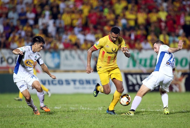 Nam Định trước nguy cơ xuống hạng V-League, HLV Văn Sỹ vẫn lạc quan - 2
Nam Định (vàng) đã bị đội cuối bảng Cần Thơ san bằng về điểm số - Ảnh: Gia Hưng