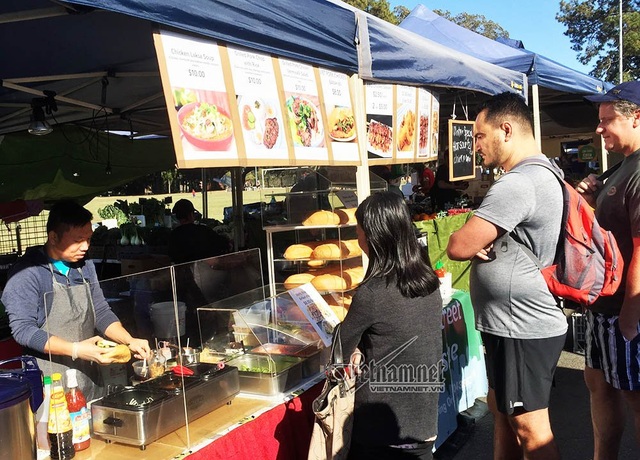 Kỹ sư người Việt bán xôi, nước mía mưu sinh ở Úc - 1 Gian hàng bánh mì của anh Hải.