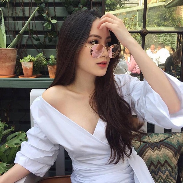 
Phoiphailin Sivilay (sinh năm 1997, nick name Chichi Svl) được mệnh danh là đệ nhất hot girl Lào nhờ ngoại hình xinh đẹp và trình độ học vấn cao.
