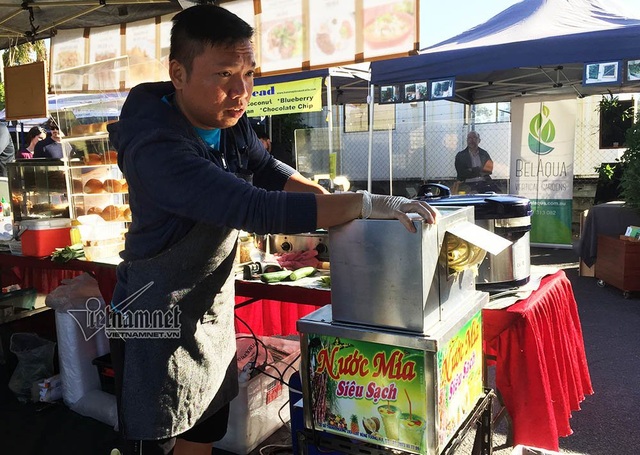 Kỹ sư người Việt bán xôi, nước mía mưu sinh ở Úc - 2 Máy ép nước nước mía được anh Vũ Hải đặt mua từ Việt Nam.