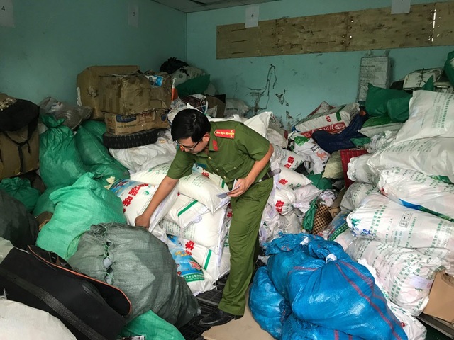 Bản án nghiêm khắc cho người sản xuất bột ngọt giả tại TP.HCM - 1 Các đối tượng thường nhập lậu số lượng lớn nguyên liệu không rõ nguồn gốc với giá rất rẻ để thực hiện hành vi sản xuất hàng giả