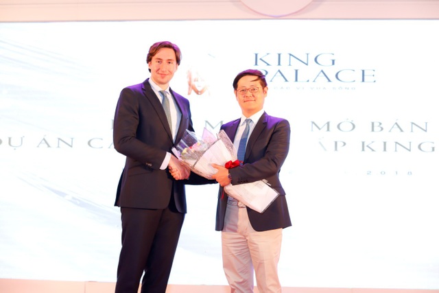 King Palace: 1/4 số căn hộ được bán thành công trong ngày ra mắt - 1 Việc cộng đồng người Hàn Quốc nhanh chóng chọn lựa King Palace ngay ở thời điểm dự án căn hộ cao cấp này mở bán không phải là điều quá bất ngờ. Bởi từ trước đó khá lâu, King Palace đã được các chuyên gia bất động sản đánh giá là sở hữu sức hút cực lớn đối với khách hàng là người nước ngoài.