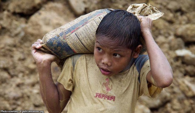 Dân Trung Quốc kéo cả lao động trẻ em đi đào vàng trái phép - 1 Nhiều bé trai, bé gái người Trung Quốc phải đi đào vàng trái phép tại Sierra Leone. (Nguồn: African News Network)