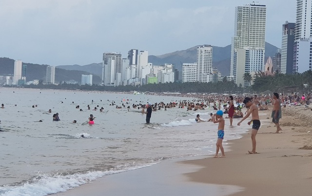 Nha Trang: Ngày cuối cùng dịp lễ, bãi biển vẫn đông nghịt người - 2 Nha Trang: Ngày cuối cùng dịp lễ, bãi biển vẫn đông nghịt người - 2