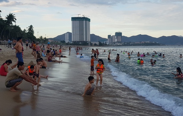 Nha Trang: Ngày cuối cùng dịp lễ, bãi biển vẫn đông nghịt người - 3 Nha Trang: Ngày cuối cùng dịp lễ, bãi biển vẫn đông nghịt người - 3