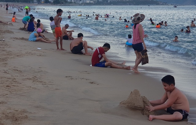 Nha Trang: Ngày cuối cùng dịp lễ, bãi biển vẫn đông nghịt người - 5 Nha Trang: Ngày cuối cùng dịp lễ, bãi biển vẫn đông nghịt người - 5