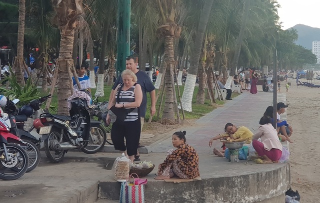 Nha Trang: Ngày cuối cùng dịp lễ, bãi biển vẫn đông nghịt người - 7 Đâu đó vẫn có hàng rong bày bán bên bờ biển bất chấp lệnh cấm của chính quyền