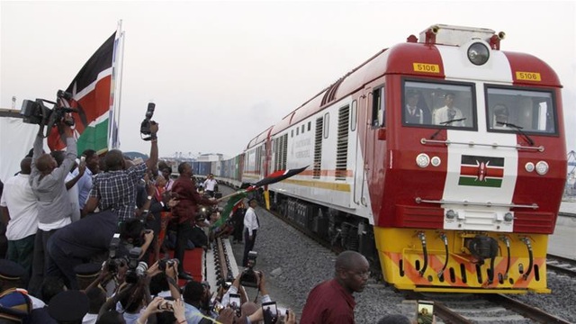 Ông Tập Cận Bình trấn an châu Phi về “món quà” 60 tỷ USD của Trung Quốc - 2 Tàu hỏa tại Kenya là một trong những dự án lớn của Trung Quốc ở châu Phi (Ảnh: AFP)