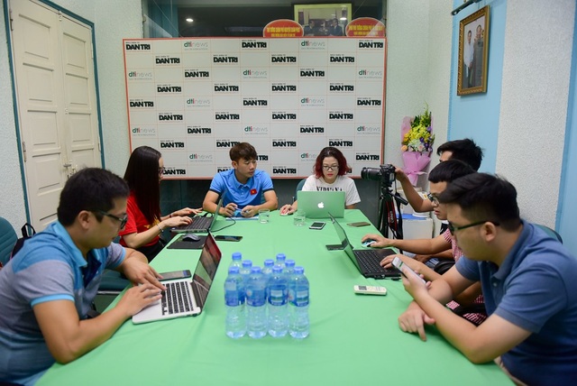 
Quang cảnh buổi giao lưu trực tuyến với tiền vệ Minh Vương tại tòa soạn báo Dân trí
