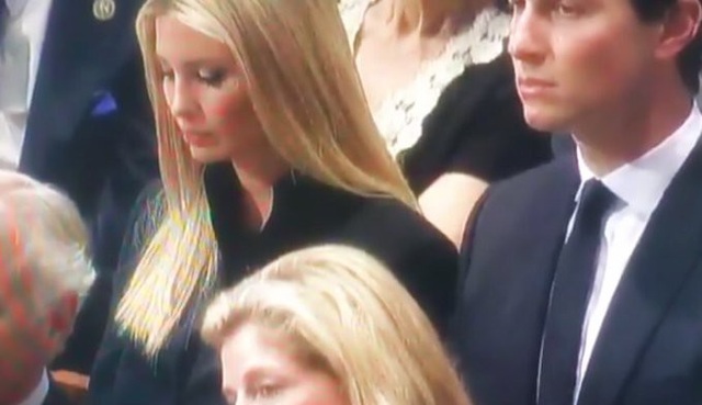
Cô Ivanka Trump bị chỉ trích vì sử dụng điện thoại trong đám tang ông McCain (Ảnh: Twitter)
