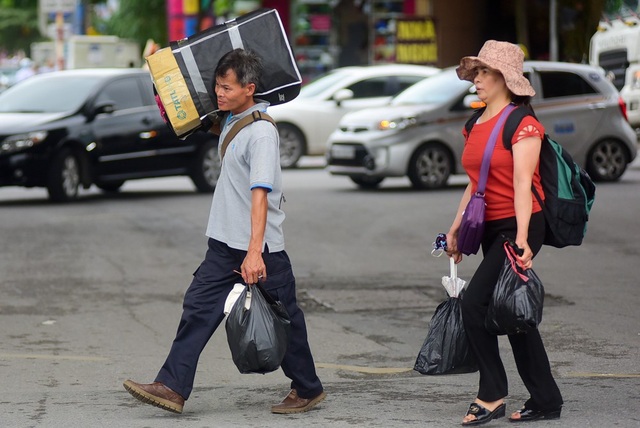 Người dân chật vật đi vào nội thành Hà Nội sau nghỉ lễ - 8
Nhiều người chọn cách đi bộ để nhanh thoát qua đoạn ùn tắc.