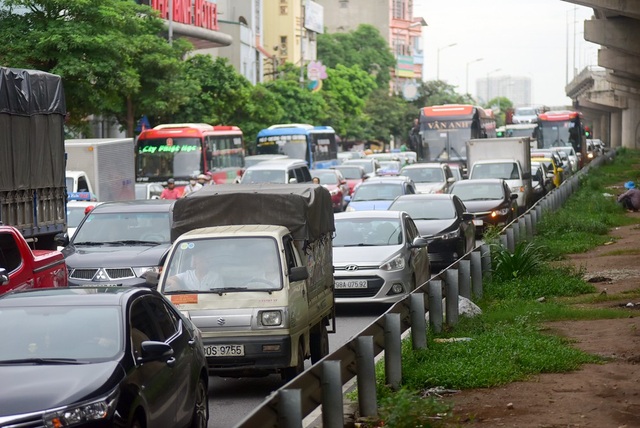 Người dân chật vật đi vào nội thành Hà Nội sau nghỉ lễ - 2
Cửa ngõ phía nam là cung đường đi vào trung tâm Hà Nội của các phương tiện từ các tỉnh Nghệ An, Thanh Hoá, Thái Bình, Ninh Bình... Đoạn đường dưới chân cầu vượt Pháp Vân có thời điểm ùn tắc nghiêm trọng.
