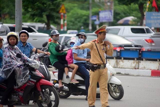Người dân chật vật đi vào nội thành Hà Nội sau nghỉ lễ - 10
Lực lượng công an được tăng cường nhằm đảm bảo tình hình giao thông cửa ngõ phía Nam Hà Nội.