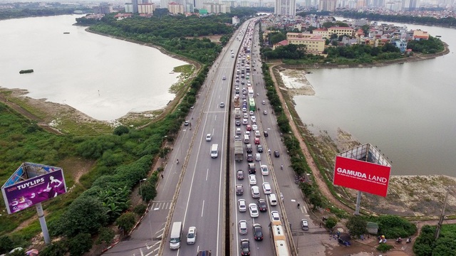 Người dân chật vật đi vào nội thành Hà Nội sau nghỉ lễ - 13
Đường vành đai 3 trên cao hướng về nội thành ùn tắc dài.