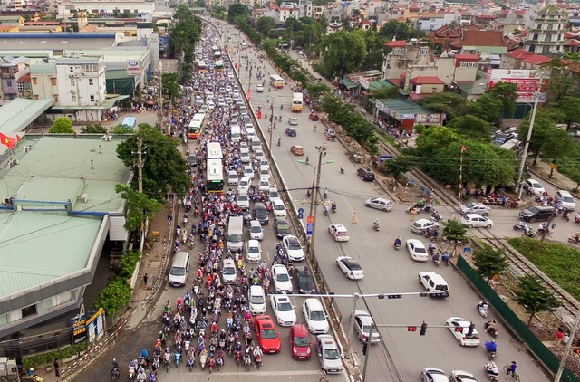 Người dân chật vật đi vào nội thành Hà Nội sau nghỉ lễ - 1
Cuối chiều 3/9, người dân trở lại Thủ đô sau kỳ nghỉ lễ 2-9, lượng phương tiện đông khiến cửa ngõ phía Nam Hà Nội ùn tắc cục bộ.