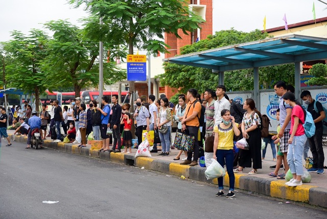 Người dân chật vật đi vào nội thành Hà Nội sau nghỉ lễ - 11 Người dân chật vật đi vào nội thành Hà Nội sau nghỉ lễ - 11