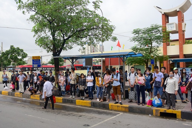 Người dân chật vật đi vào nội thành Hà Nội sau nghỉ lễ - 12
Bên trong bến xe Giáp Bát, rất động người dân chờ xe tại các nhà chờ xe buýt để đi vào nội thành.