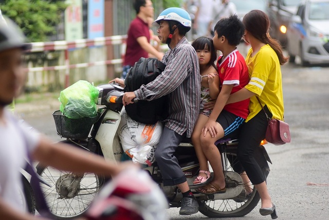 Người dân chật vật đi vào nội thành Hà Nội sau nghỉ lễ - 6
Dịch vụ xe ôm đắt khách vào dịp cuối ngày nghỉ lễ, do nhu cầu người dân từ các tỉnh đổ về Hà Nội tăng cao.