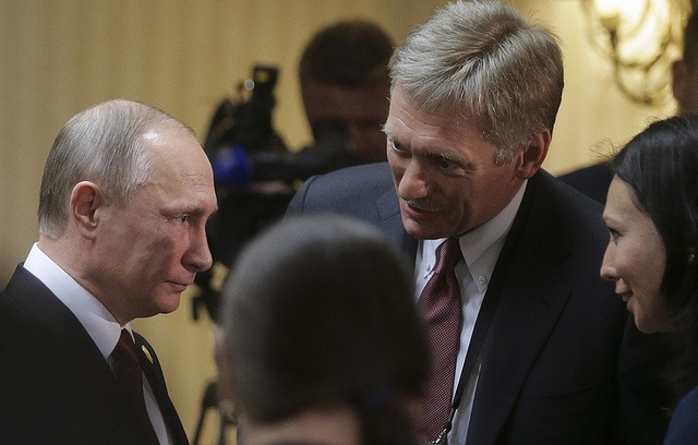 Trợ lý lâu năm tiết lộ tính cách của Tổng thống Putin - 1 Ông Dmitry Peskov (bên phải) và Tổng thống Nga Vladimir Putin (Ảnh: Tass)