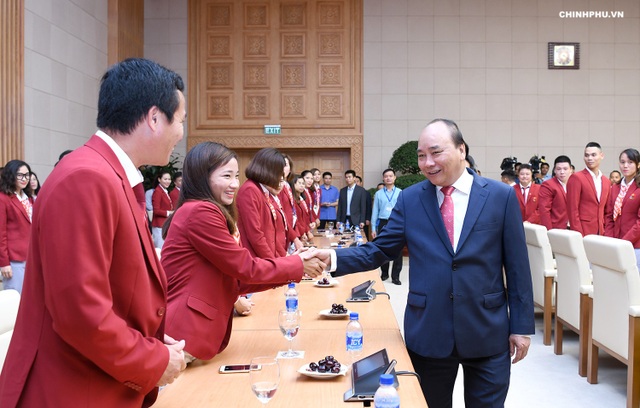 Thủ tướng: “Cầu thủ quốc tế đều có lúc đá ra ngoài, đâu chỉ mình Quang Hải" - 1
Thủ tướng chúc mừng và động viên các vận động viên tham dự ASIAD 2018