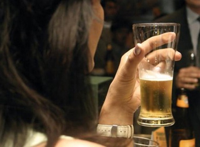 Con gái uống bia rượu là hư? | Báo Dân trí