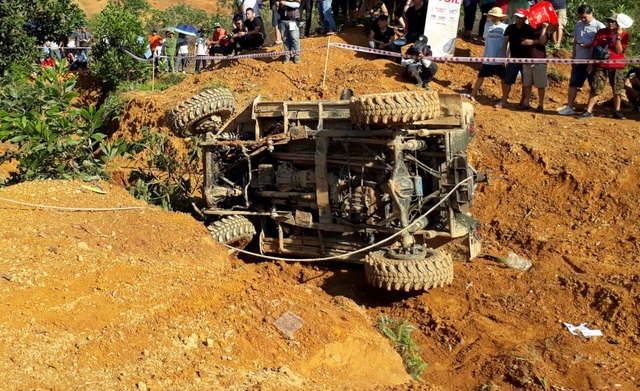 Giải đua xe ô tô địa hình Việt Nam 2018 sôi nổi khởi tranh - 2
Trong bài thi số 5, hạng mở rộng, xe 405 bị đổ ở khúc cua trái đầu tiên do có rãnh khá sâu. Cuối cùng, xe cứu hộ đã phải vào cuộc.