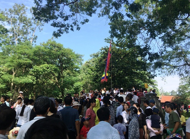 Dòng người chen chúc nhau qua cầu Bạch vào trong khuôn viên Chính điện Lam Kinh.