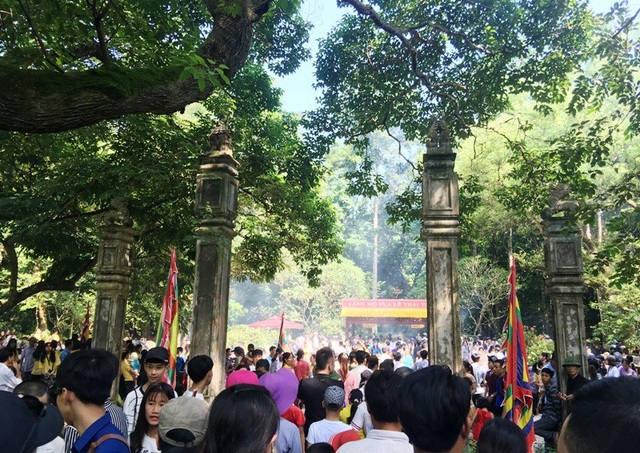 Khu vực mộ vua Lê Thái Tổ luôn đông kín người đến dâng hương tưởng nhớ công ơn người Anh hùng dân tộc Lê Lợi.