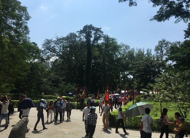 Mặc dù trời càng về trưa càng nắng, nhưng du khách vẫn nườm nượp hướng về khu vực sân Rồng và Chính điện Lam Kinh.