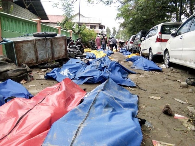 Số người chết do thảm họa động đất/sóng thần Indonesia tăng lên 832 người - 3 Thi thể người thiệt mạng được đặt trên phố do các bệnh viện đã bị tàn phá nghiêm trọng (Ảnh: Reuters)